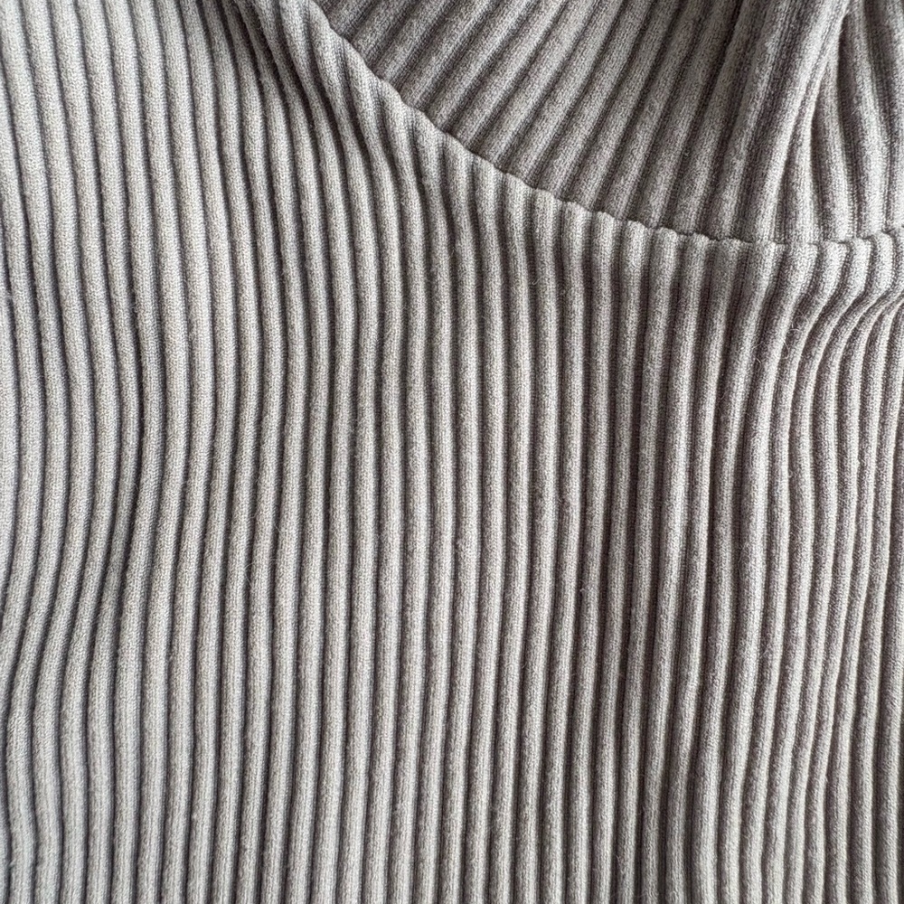Women's Gray Ribbed Cropped Turtle Tank - Picture 2 of 2